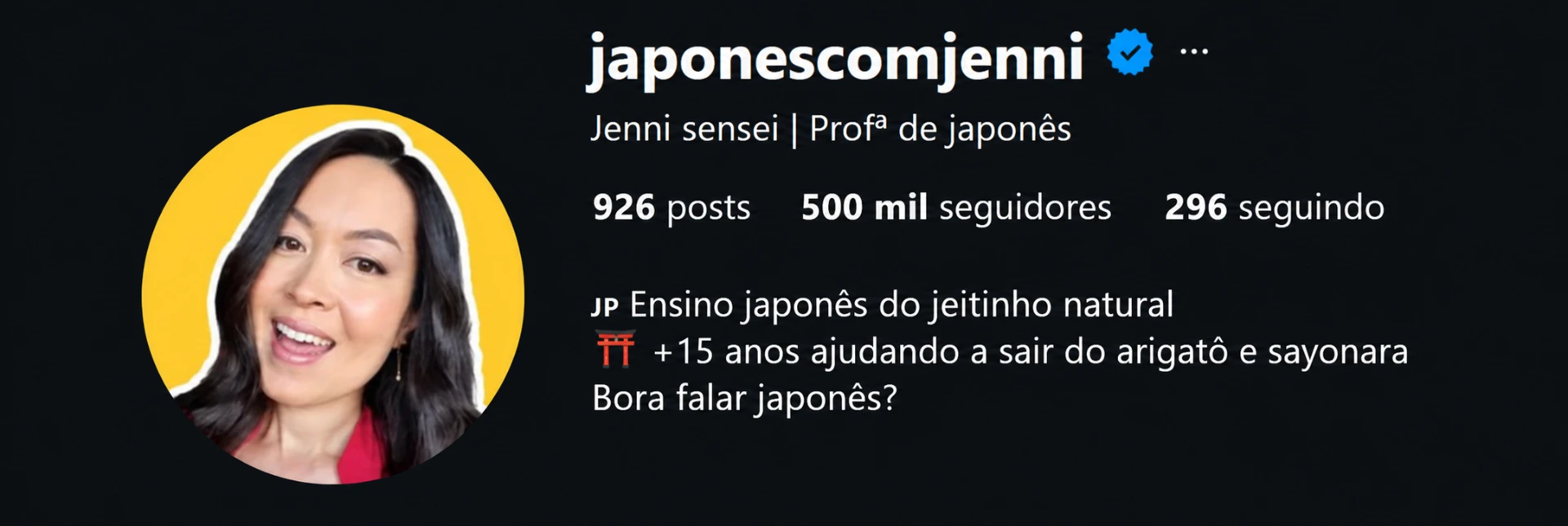 Perfil @japonescomjenni no Instagram: Jenni sensei, professora de japonês, com o avatar de Jennifer Imanishi sobre fundo amarelo